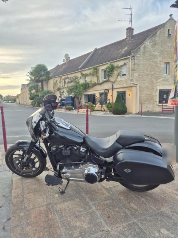 The bike outside La Glycine